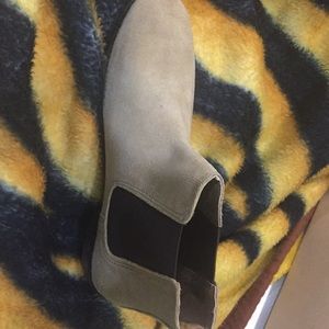 Chelsea Boots in Stone Suede With Back Pull